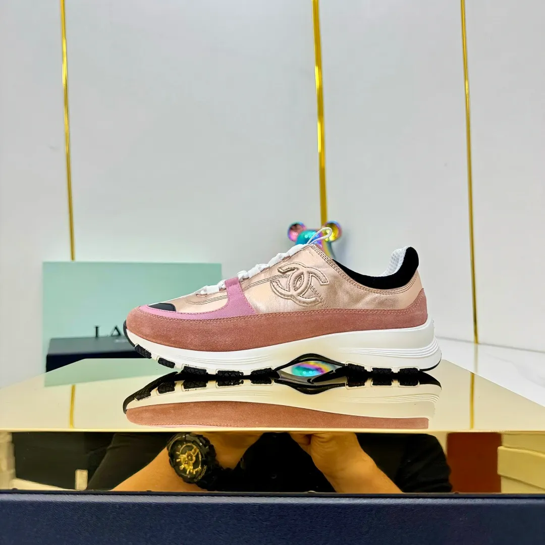 👟👟Ex-factory price 600👟👟High quality! ! ! CHANEL Chanel 25A latest thick-soled casual sports shoes. The counter is synchronized. The counter is very popular. It is a shoe that is very difficult to buy. The most popular thick-soled casual shoes on the Internet. As you can imagine, the most popular thick-soled casual shoes can not be missed. It has both good looks and comfort. Simple and versatile. The thick sole increases the height and is super versatile. Whoever wears it will look better. Upper: cowhide stitching. Lining: breathable mesh. Outsole: TPU original outsole. Size: 35-41 👉